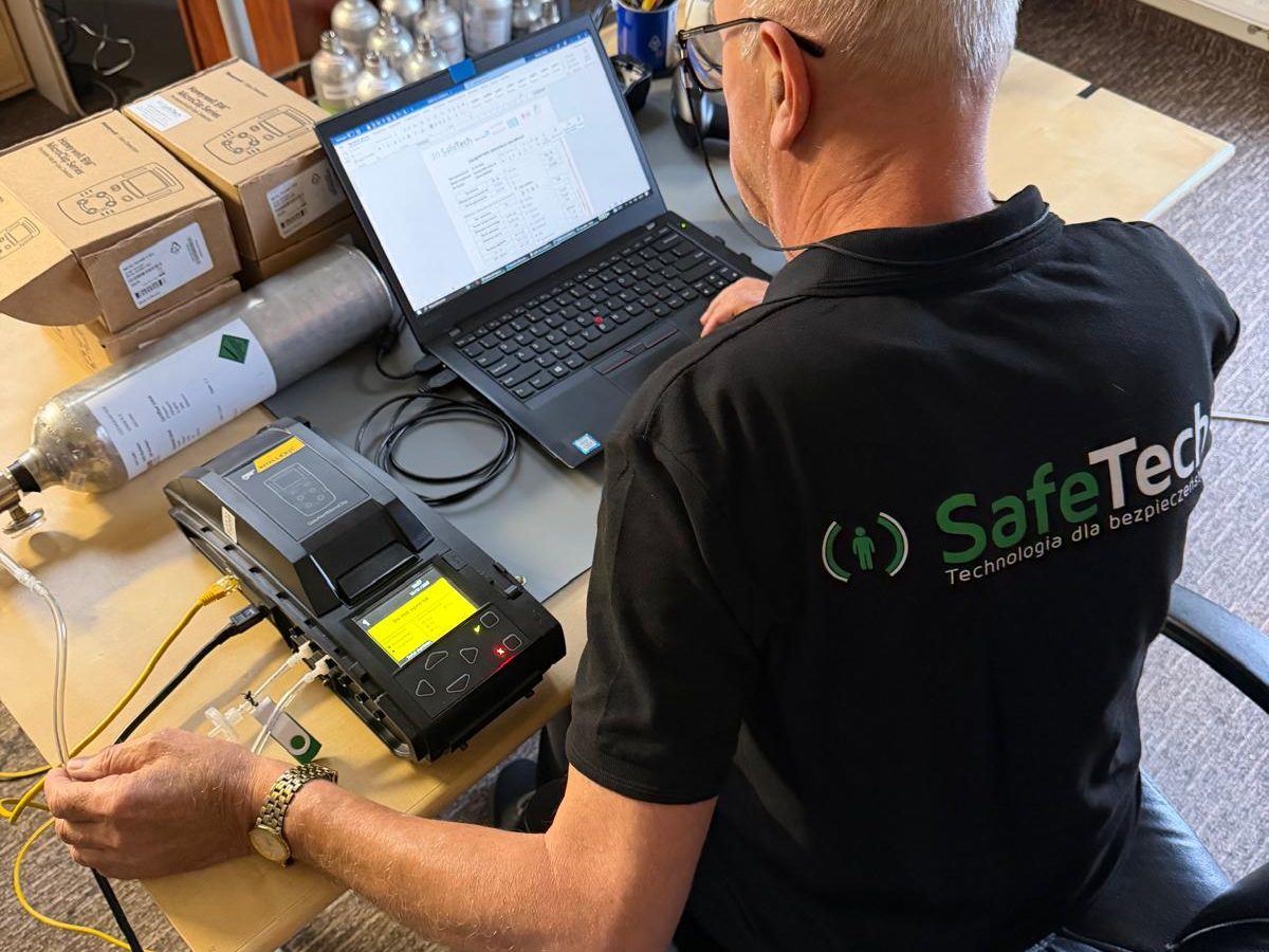 Kalibracja detektora wielogazowego Honeywell BW w stacji dokującej SafeTech — butla gazu wzorcowego i wystawiane świadectwo kalibracji