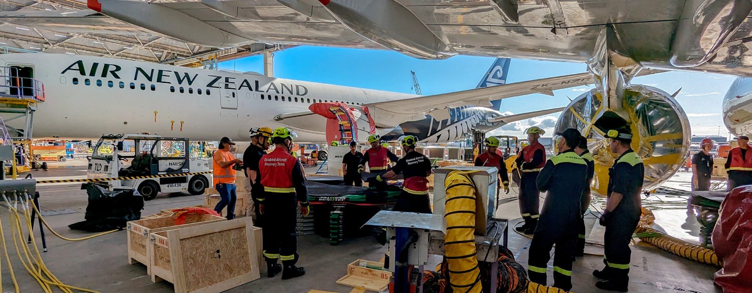Zespół Disabled Aircraft Recovery Team przy samolocie w hangarze — sprzęt RESQTEC przygotowany do operacji podnoszenia