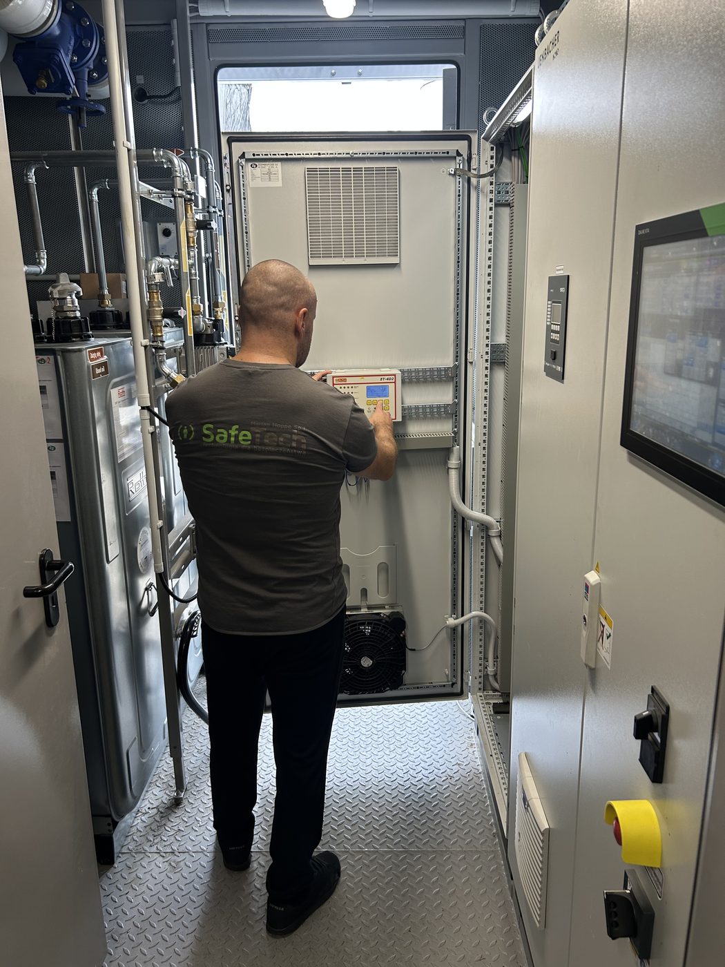 Serwisant SafeTech przy centrali systemu detekcji gazu ExTox ET-4D2 w biogazowni