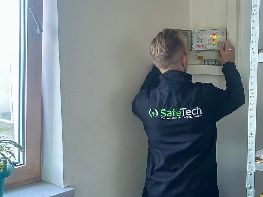Serwisant SafeTech przy module alarmowym GAZEX MD-2.Z podczas przeglądu